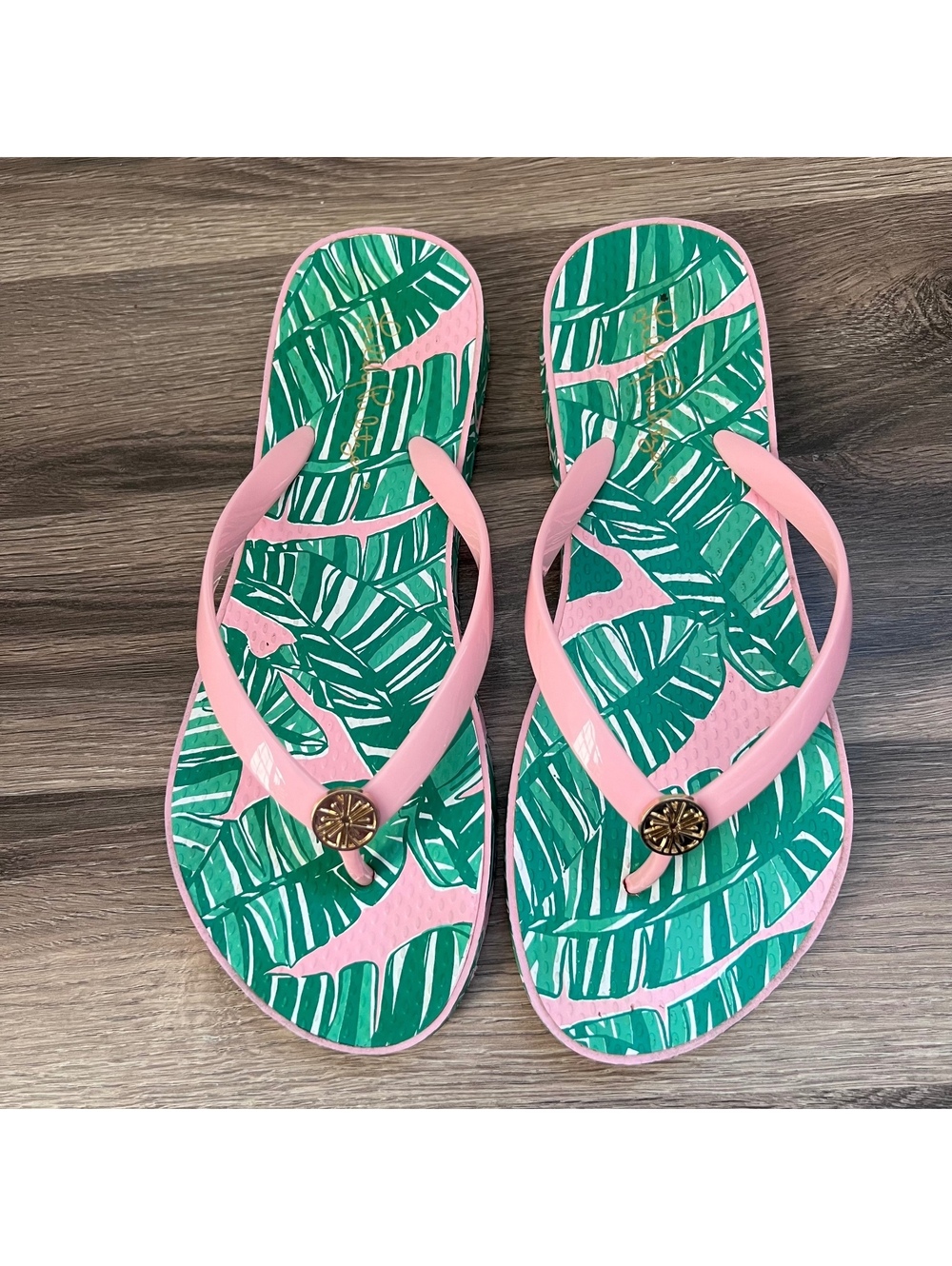Lilly Pulitzer pink and green leaf print flip flops women's size 8